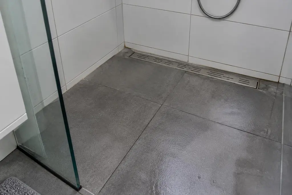 Lekdetectie Oldebroek – lekkende inloopdouche met natte voegen