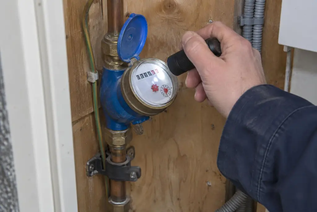 Lekdetectie Oldebroek – watermeter in de meterkast controleren met een zaklamp